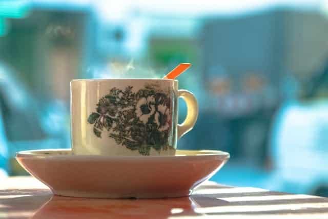 Tasse de thé fumante, suggérant une pause relaxante